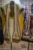 <center>Cathédrale Notre-Dame de la Nativité</center>CHASUBLE blanche en piqué
Seconde moitié du XIXe siècle
Ensemble complet comprenant : étole, manipule voile de calice et bourse.
Tissus : piqué de Marseille (le piquet s'exécute au point de piqûre simple ou double sur une même épaisseur d’étoffe, généralement une toile de coton. Nous ne connaissons pas d’autre chasuble dans ce tissu provençal).
Décor : broderie appliquée sur la croix (orfroi désigne soit les broderies en or des ornements, soit leur emplacement tel que la croix du dos). Cœurs sacrés de Jésus et de Marie sur des rayons fils d’or et argent, cannetilles et paillettes.
Galons en soutache or
