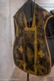 <center>Cathédrale Notre-Dame de la Nativité</center>CHASUBLE noire
Seconde moitié du XIXe siècle - vers 1870 ? Curé J.A. Bruny (1865-1900) décédé à Vence Ensemble : complet comprenant étole, manipule, voile de calice et bourse.
Tissu : lampa de soie noire (tissu façonné à riche décor formé par des flottés de trame régulièrement liés par une chaîne supplémentaire dite « dite de liage ») filé et lamé d’or.
Décor : bouquets et rinceaux fleuris avec des épis en or.
Galons : or.