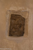 <center>Cathédrale Notre-Dame de la Nativité</center>Ce panneau est très incomplet. Le motif est à trois brins. Il comporte des motifs à quatre pointes reliées par des arcs de cercle, le tout en entrelacement formant un carré autonome, mais entrelacé  avec un motif en pseudo cercles et sans élément figuratif. Une partie du ruban forme comme une bordure haute et basse
Ses dimensions sont 26 cm X 36 cm de haut.