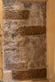 <center>Cathédrale Notre-Dame de la Nativité</center>Panneau du haut. On voit la bordure haute et peut être un peu de la bordure basse. Ses dimensions dans l’état actuel sont de 48 cm X 19 cm de haut. S’il a comporté trois pseudo-cercles sa longueur aurait été d’environ 56cm. On ne voit pas d’élément figuratif. Le dessin présente une bonne symétrie par rapport à une ligne médiane horizontale. 
<br>Panneau du mileu. Il comporte un motif décoratif de ruban à trois brins. Les changements d’orientation des entrelacements sont tous anguleux. Il est complet en hauteur et comporte une bordure haute et basse. Il ne comporte pas d’élément figuratif. Ses  dimensions sont 55cm X 19cm en hauteur 
<br>
Panneau du bas. Il comporte un motif décoratif à trois brins. Les changements d’orientation des entrelacements sont tous anguleux. Il est complet en hauteur. Ses dimensions sont de 69X 19 cm en hauteur.
A son extrémité droite on peut observer un motif à quatre pointes autonome en carré. D’après ce que l’on voit à gauche, on peut penser qu’il y avait quatre pseudo-carrés et un carré indépendant à chaque extrémité soit une longueur totale de 94 cm.
Ces trois panneaux sont encastrés dans le même pilier  et ont la même hauteur. Comme le dessin du panneau du mileu est le même que celui du bas. on peut émettre l’hypothèse qu’ils faisaient la même longueur