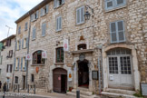 <center>Vence</center>C'est une analyse fine des éléments d'architecture médiévale visibles qui permet d'indiquer que l'enceinte a dû être construite en 1230 et 1245 sous les ordres de Romée de Villeneuve. Côté nord, le parement est visible dans sa totalité et remarquablement bien conservé. On peut deviner la trace du crénelage au-dessus des fenêtres du deuxième étage..
