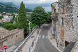 <center>Vence</center>Les remparts de Vence, construits probablement au XIIIe siècle, constituent une enceinte entourant le centre historique de Vence. Ils ont une forme elliptique d'une longueur de 600 m et comportent cinq portes, ici la porte Levis. De par sa localisation au nord, elle constituait la porte d'entrée principale pour accéder à la cité et ainsi décourager les envahisseurs. Elle date du XIIIe siècle.