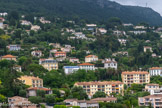 <center>Vence</center>Belvédère Fernand Moute. Sur les hauteurs de Vence, on aperçoit le toit de tuiles blanches et bleues et une croix en fer forgé d'une modeste chapelle, dont l'architecture simple se remarque à peine. Cette chapelle est l'œuvre du peintre Henri Matisse, c'est la Chapelle du Rosaire. A gauche, le couvent des Dominicaines.