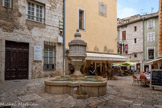 <center>Vence</center>Place du Peyra (lieu empierré). Ancien forum, la place du Peyra était traditionnellement la place du marché et des orateurs. On s’y réunissait pour parler des affaires de la ville. Le nom de Peyra viendrait de la « pierre », utilisée lors des exécutions judiciaires. En 2005, cette place a été entièrement restaurée et embellie redonnant vie et convivialité à ce lieu touristique.