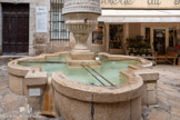 <center>Vence</center>La célèbre Fontaine du Peyra a été réalisée par Etienne Goby en 1822. Elle a remplacé une autre fontaine qui datait de 1539. Elle est alimentée par la source de la Foux qui coule à Vence depuis l'époque romaine. Avec la fontaine vieille, la fontaine du Perrat et la basse fontaine ont été les seuls points d'alimentation d'eau potable jusqu'à la canalisation du Riou en 1882