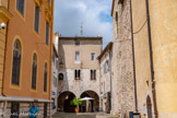 <center>Vence</center>Passage Cahours. Avant la construction de la nouvelle mairie en 1910, l’Evêché s’appuyait au flanc de la Cathédrale par un «pontis» semblable à celui qui existe au-dessus des arcades. On pouvait donc sortir de la cour centrale de l’Evêché par deux pontis, l’un au Sud, l’autre au Nord, seul vestige qui subsiste, datant du XIVème siècle. Des «cicatrices» au mur de la Cathédrale rappellent la présence de l’autre pontis.
