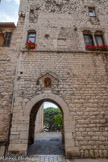 <center>Vence</center>Passage Cahours. Dans la niche du bas, une Vierge. Dans celle du haut, un évêque.