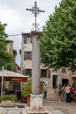 <center>Vence</center>Place Godeau. Au nord de la place, une maison avec fenêtre géminée authentique (cachée par l'arbre) du XIIIe siècle.