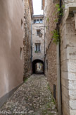 <center>Vence</center>Rue des Portiques. Reconstitution de l’ancienne voie romaine qui allait de Cemelenum (Cimiez) à Salinae (Castellane) puis Digne (par Vence). Elle représentait alors le «decumanus» de la Cité (c’est-à-dire la voie Est-Ouest). La rue des Portiques tire son appellation des arcades construites au Moyen Age par les habitants pour gagner de la place au profit de leur logement. A l’entrée de la rue à gauche subsiste un portail de style Renaissance (1524).
