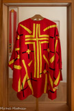 <center>Chapelle du Rosaire dite Matisse</center>Chasuble rouge. Voulant réaliser une œuvre totale, Matisse a également conçu six chasubles d'officiants pour la chapelle : blanche, rose, verte, violette, rouge et noire sur la base de vingt études en gouache découpée, n'en retenant que deux par chasuble (une par côté), soit un total de douze.