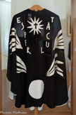 <center>Chapelle du Rosaire dite Matisse</center>Chasuble noire.Les chasubles  seront exécutées en textile et utilisées pour la célébration des offices religieux. Pour la création de ces chasubles, Matisse dispose d’une forme imposée et de six couleurs obligatoires issues de la tradition catholique, aux fonctions symboliques précises :
-Le blanc se porte pour les principales fêtes chrétiennes : Noël, Pâques, l’Ascension et l’Assomption ;
- Le vert, symbole de Rédemption et d’Espérance, se porte pendant plus de la moitié de l’année ;
- Le rouge, couleur du feu, se porte durant la Passion, la Pentecôte, les fêtes des Apôtres et de tous les martyrs ;
- Le violet correspond au temps de pénitence, l’Avent et le Carême ;
- La chasuble rose est rarement portée, deux dimanches par an, pendant l’Avent et le Carême ;
- Le noir sert pour l’office des morts et le Vendredi saint, anniversaire de la mort du Christ.
Si ces chasubles sont un habit sacerdotal, elles participent aussi à la création textile qui a toujours passionné Matisse. Christian Dior venu voir les maquettes des chasubles souligna combien celles-ci étaient proches de la haute couture….