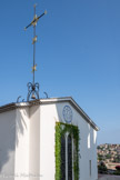 <center>Chapelle du Rosaire dite Matisse</center>Très controversée dès son achèvement, elle constitue non seulement une œuvre capitale de Matisse, mais aussi un témoignage de l'évolution de l'art sacré au XXe siècle. Extérieurement, l'architecture est très dépouillée, rien ne semble indiquer qu'il s'agit d'une chapelle si ce n'est une immense croix de fer forgé aux 